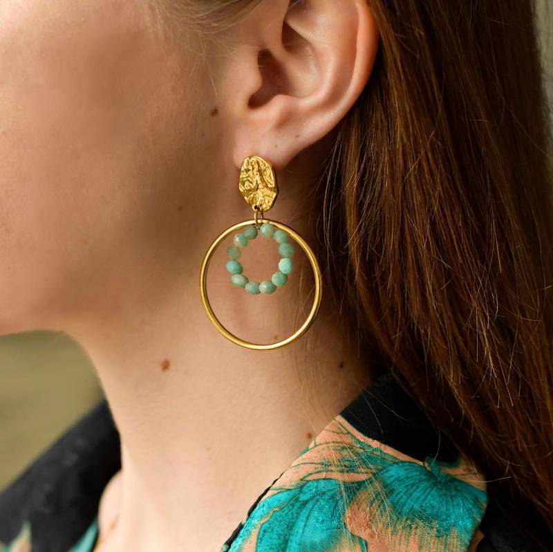 Gehämmerter Ohrring Aus Goldenem Edelstahl, Verziert Mit Einem Ring Halbedelsteinen in Grünem Aquamarin von AtelierByMadeleine