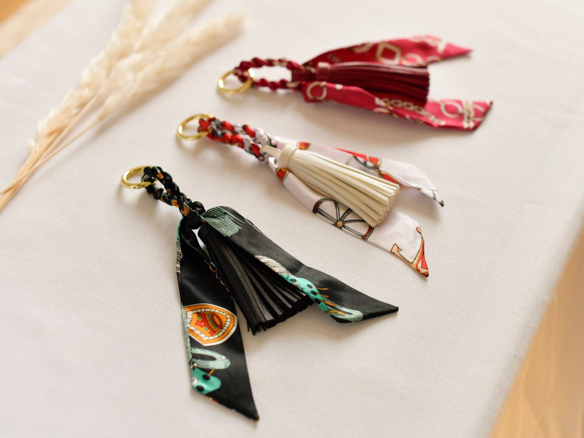 Großer Pompon-Taschenanhänger Aus Leder Und Bedruckter Schal Mit Cavalier-Motiv - Handtaschen-Accessoire Goldener Schlüsselanhänger Großer Pompon-Taschenanhänger Aus Leder Und Bedruckter Schal Mit Cavalier-Motiv - Handtaschen-Accessoire Goldener Schlüsselanhänger von AtelierByMadeleine