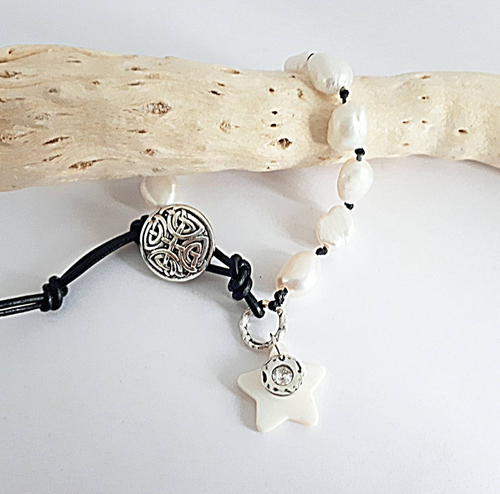 Lederarmband Und Sternperlen Aus Perlmutt von AtelierCaprices