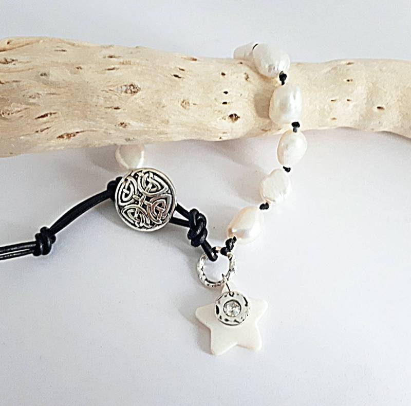 Lederarmband Und Sternperlen Aus Perlmutt von AtelierCaprices