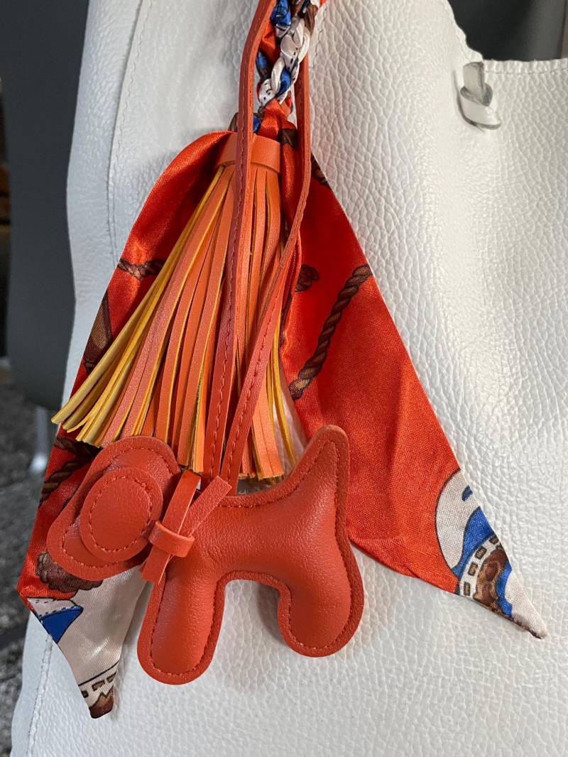 Taschen Set - Quaste Mit Tuch + Hund Anhänger Tasche Schmuck Mode Must Have Geschenk Taschenschmuck Für Sie Mitbringsel Gift von AtelierCatHamburg