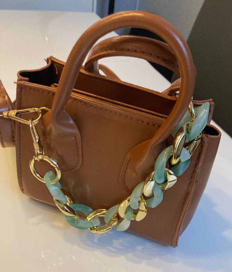 To Go - Kette Türkis Anhänger Tasche Schmuck Mode Must Have Reisetasche Perlen Überraschung Taschenschmuck Geschenk It Piece von AtelierCatHamburg