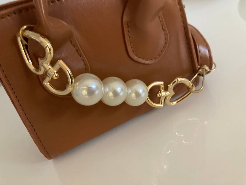 To Go - Perlenkette Anhänger Tasche Schmuck Mode Must Have Reisetasche Perlen Kette Überraschung Taschenschmuck Geschenk It Piece von AtelierCatHamburg