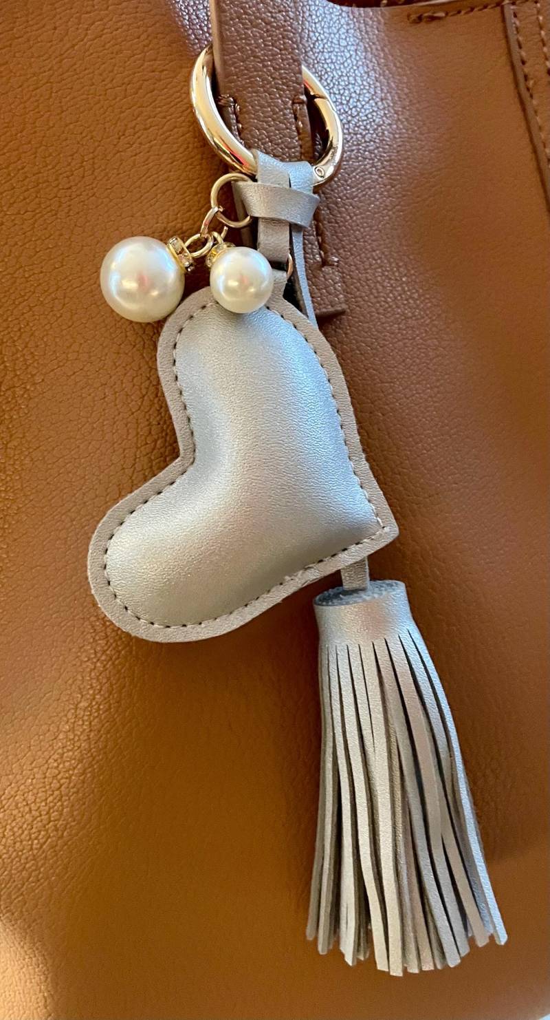 To Go - Quaste Mit Herz Und Perlen Anhänger Tasche Schmuck Mode Must Have Reisetasche Überraschung Taschenschmuck Geschenk It Piece von AtelierCatHamburg