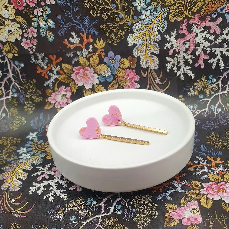 Herz-Ohrringe in Rosa Mit Goldenem Charm | Marmoriert Minimalistisch Herz-Ohrringe in Rosa Mit Goldenem Charm | Marmoriert Minimalistisch von AtelierColoreDE