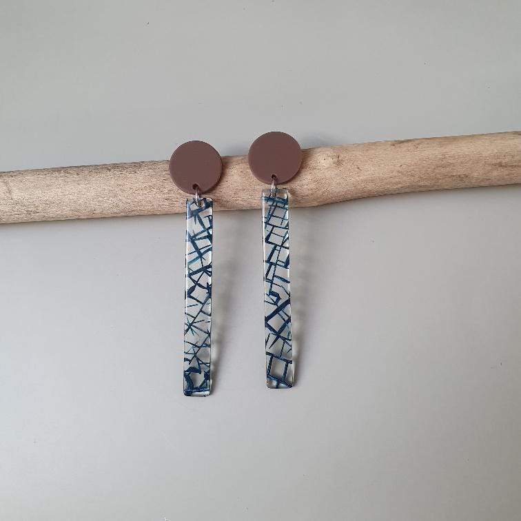 Lange Statement Ohrringe Mit Zartem Muster in Dunkelblau von AtelierColoreDE