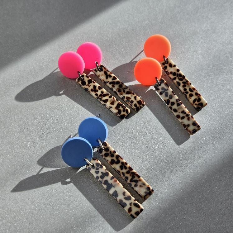 Auffällige Ohrringe in Leo Mit Neon Oder Hellbau | Leichte Acryl von AtelierColoreDE