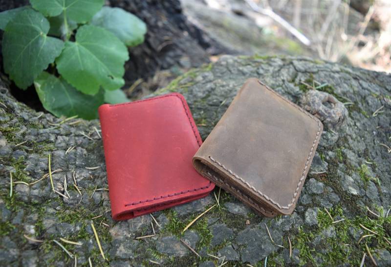 Handgefertigtes Crazy Horse Leder Bifold Portemonnaie Schmaler Vertikaler Kartenhalter von AtelierCorvus