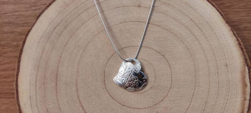 Herz-Anhänger Mit Floralen Ornamenten Herz-Anhänger Mit Floralen Ornamenten von AtelierCraftsandArts