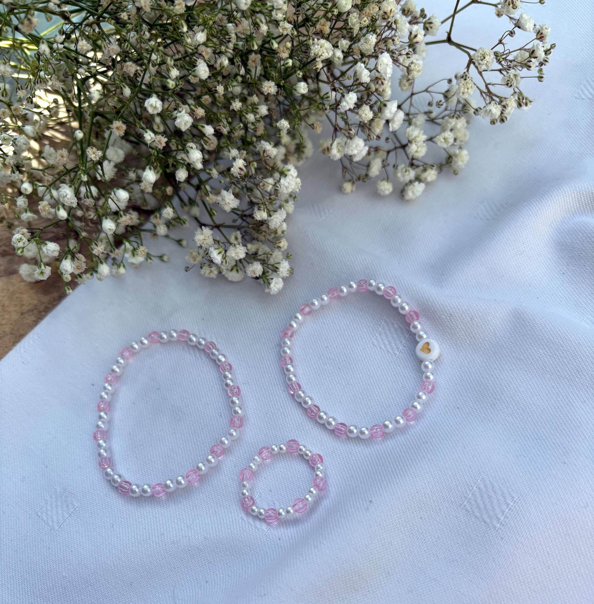 Atelierfadenwerk - Handgemachtes Perlenarmband Pinke Details Geschenkidee Muttertag von AtelierFadenwerk