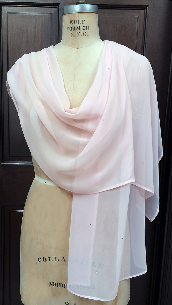 Hellrosa Chiffon Schal/Wickelschal Mit Strasssteinen Hellrosa Chiffon Schal/Wickelschal Mit Strasssteinen von AtelierFavorite