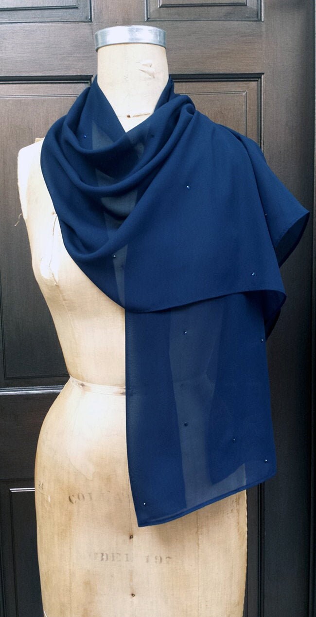 Marineblaue Chiffon-Schal-Wickel-Schal Mit Blauen Strasssteinen Sale Marineblaue Chiffon-Schal-Wickel-Schal Mit Blauen Strasssteinen Sale von AtelierFavorite