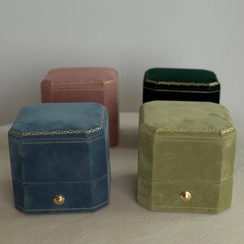 Luxury Velvet Ring Box - Elegant Jewelry Case For Engagement, Gift Or Display von AtelierFleurBoutique