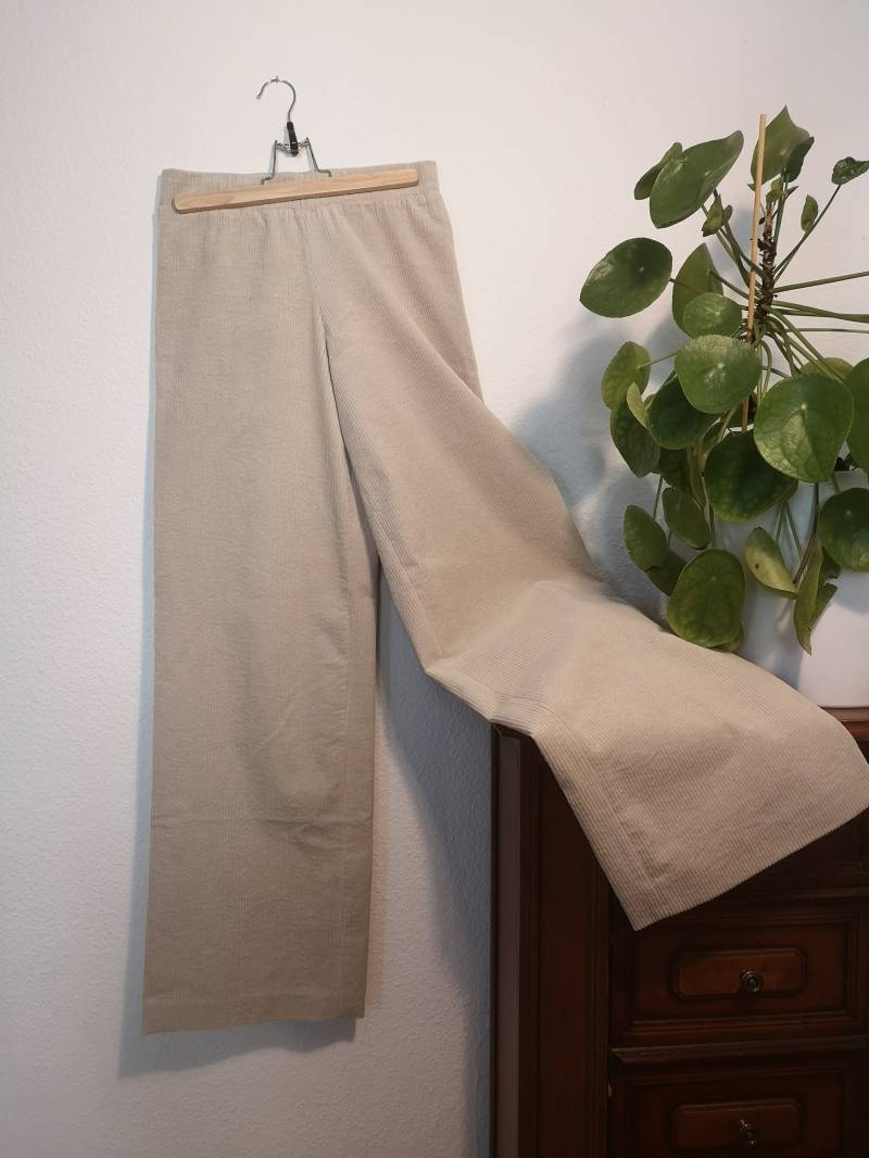Cordhose Breitcord Beige Hose Mit Weitem Bein Marlenehose Highwaist von AtelierFrohnapfel