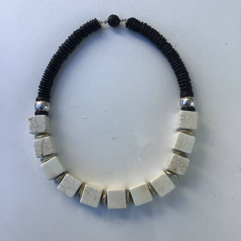 Carrara. Extravagante Kette in Schwarz, Weiß, Silber. Klare Formensprache Durch Marmorierte Würfel Aus Hellem Jaspis von AtelierHeller