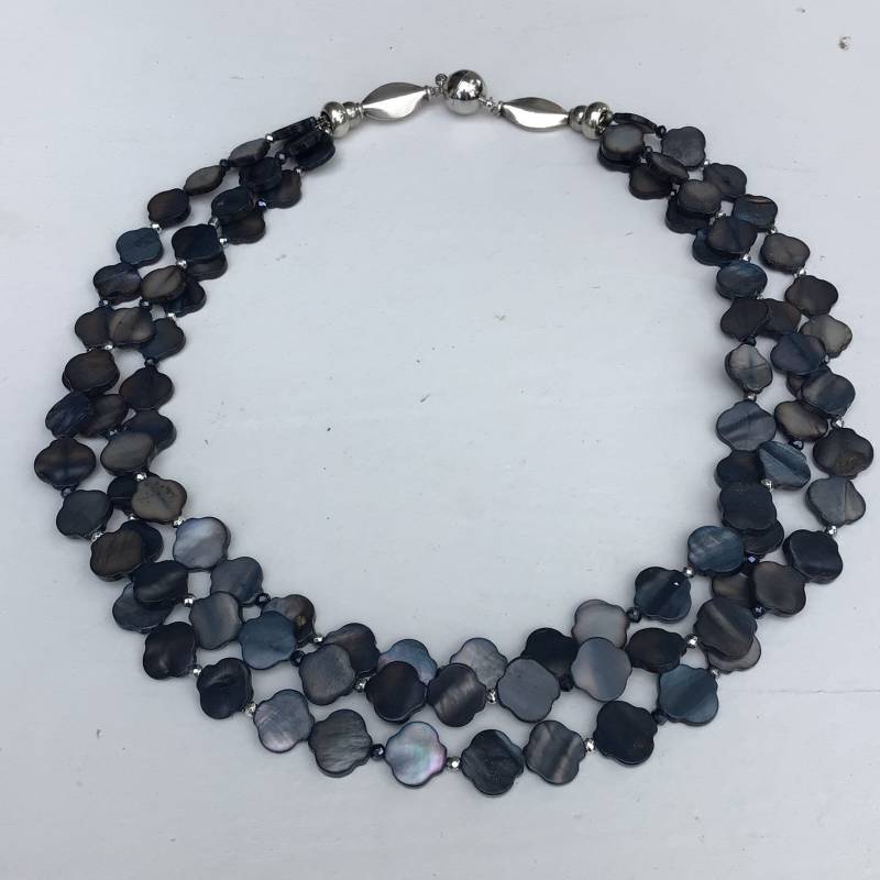 Dezente Schönheit. Dreireihige Halskette Aus Ornamental Geformten Blaugrauen Perlmuttelementen von AtelierHeller