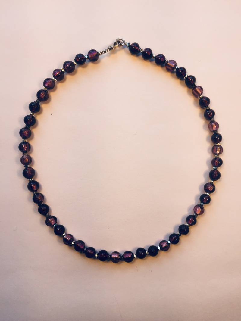 Rosenholz. Halskette Aus Silberfoliertem Glas in Unterschiedlichen Dunkelrottönen Schimmernd Rosenholz. Halskette Aus Silberfoliertem Glas in Unterschiedlichen Dunkelrottönen Schimmernd von AtelierHeller