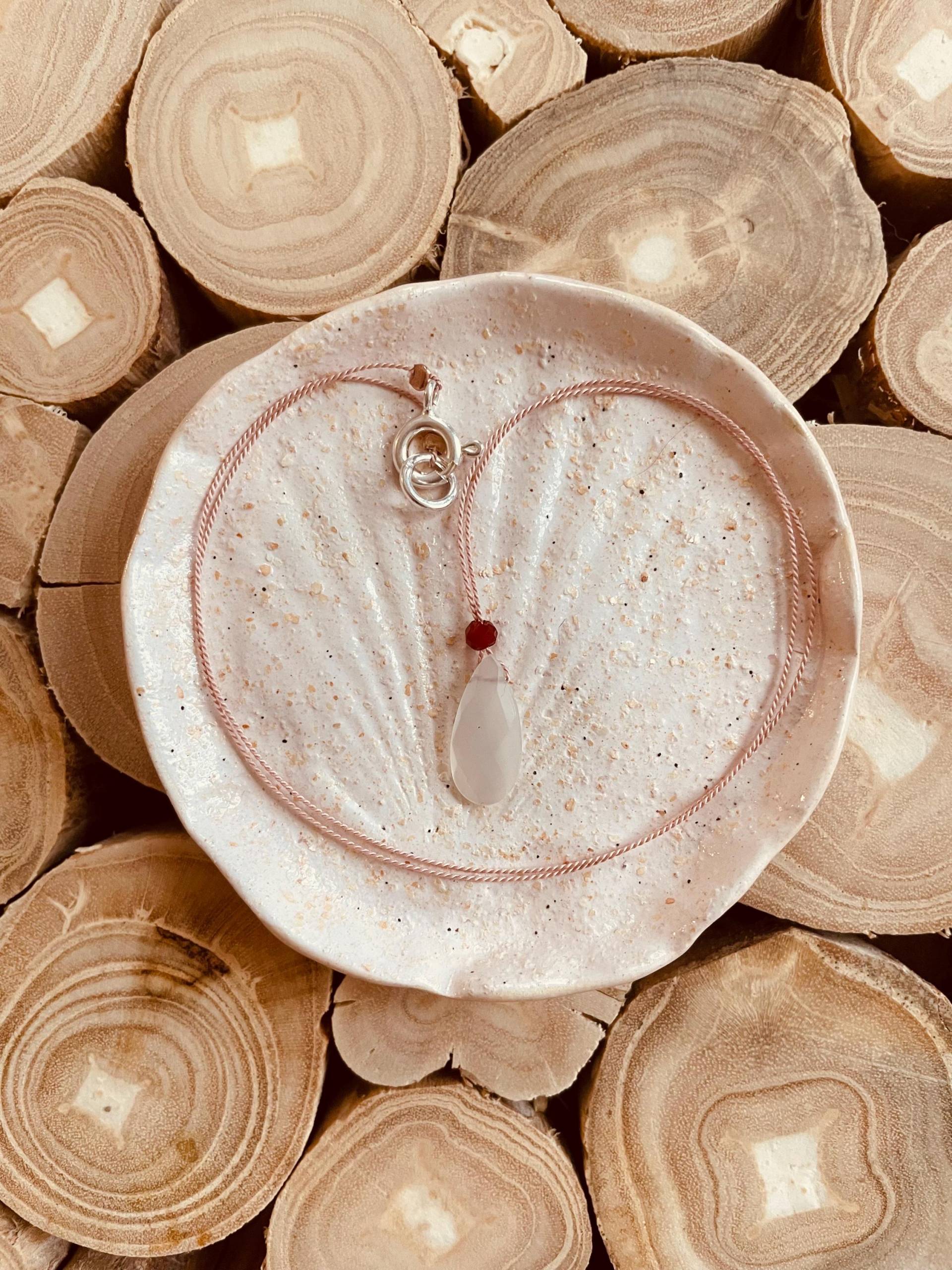 Halskette Aus Perlseide Mit Mondstein-Anhänger, Achat-Perle & 925Er Silber Verschluss Halskette Aus Perlseide Mit Mondstein-Anhänger, Achat-Perle & 925Er Silber Verschluss von AtelierHerzstueck