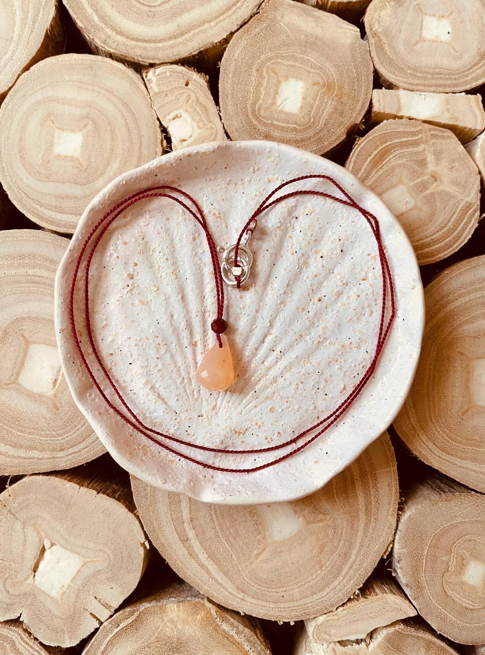 Halskette Aus Perlseide Mit Mondstein-Anhänger, Achat-Perle & 925Er Silber Verschluss Halskette Aus Perlseide Mit Mondstein-Anhänger, Achat-Perle & 925Er Silber Verschluss von AtelierHerzstueck