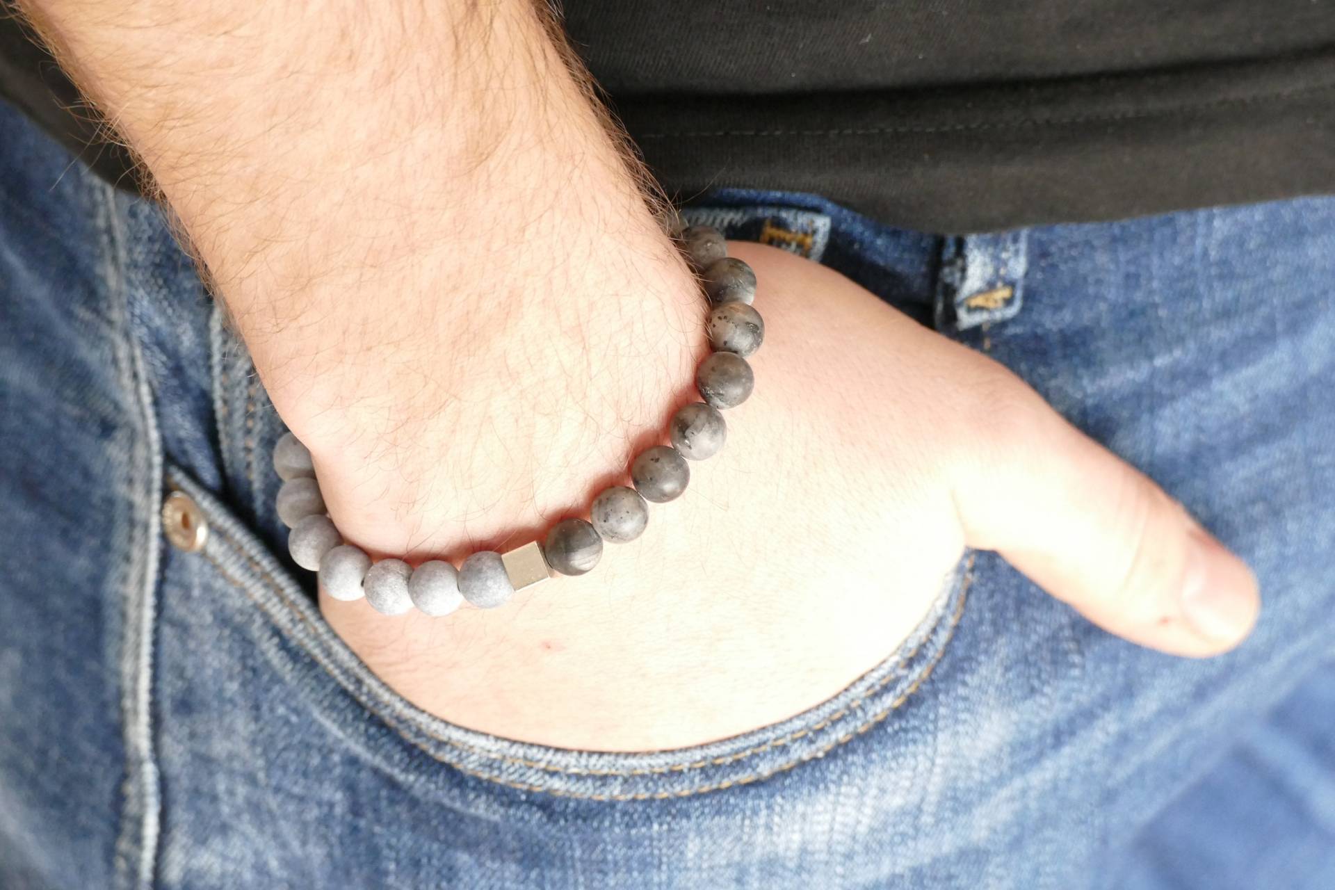 Herrenarmband Aus Jadeperlen, Anthrazit Und Grau, Mit Versilberter Zierperle Herrenarmband Aus Jadeperlen, Anthrazit Und Grau, Mit Versilberter Zierperle von AtelierHuelsmann