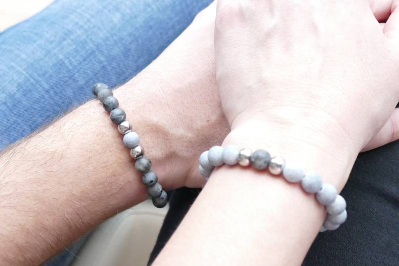 Set 2 Partnerärmbänder Aus Jadeperlen, Grau Und Anthrazit, Mit Versilberten Zierperlen von AtelierHuelsmann