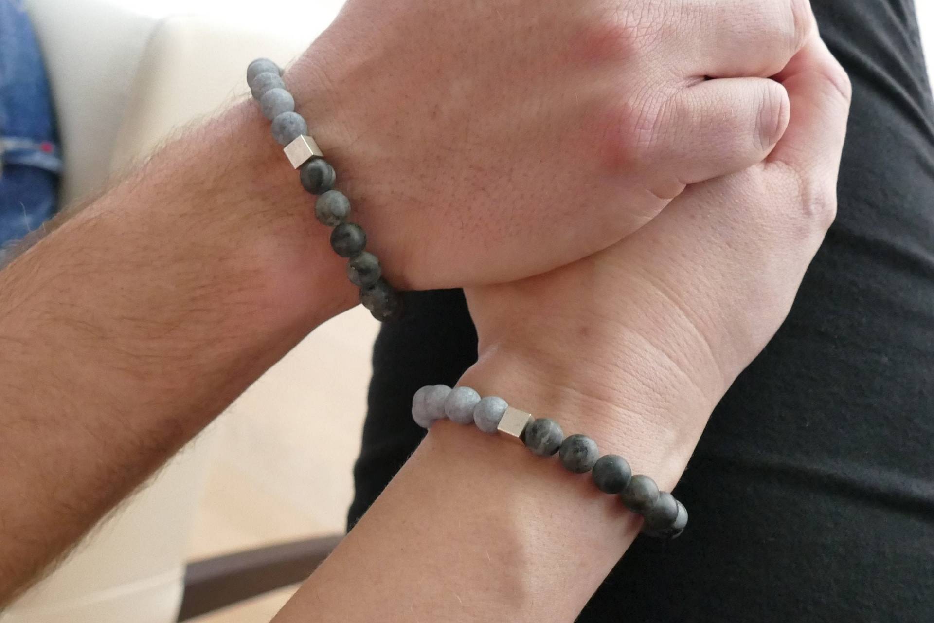 Set 2 Partnerärmbänder Aus Jadeperlen, Grau Und Anthrazit, Mit Versilberter Zierperle Set 2 Partnerärmbänder Aus Jadeperlen, Grau Und Anthrazit, Mit Versilberter Zierperle von AtelierHuelsmann
