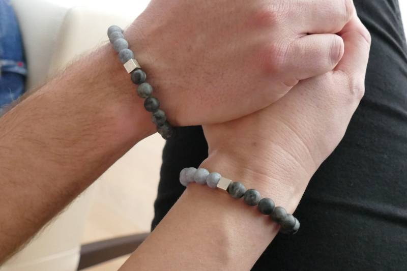 Set 2 Partnerärmbänder Aus Jadeperlen, Grau Und Anthrazit, Mit Versilberter Zierperle von AtelierHuelsmann