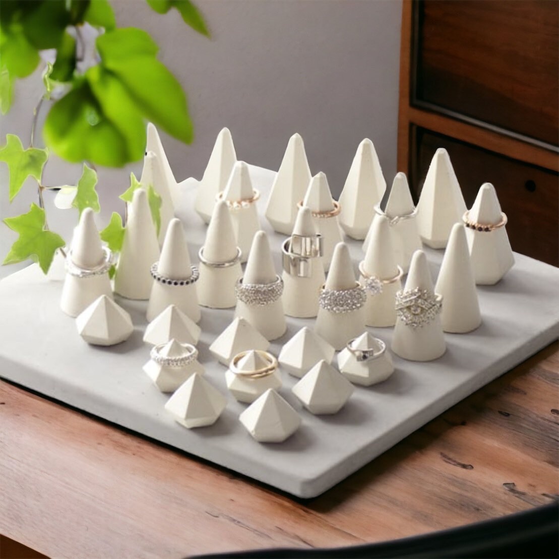 Atelier Ideco - Set Von 30 Ringen Angezeigt Weißer Beton, Kegel Und Diamanten Für Schmuckdesigner Stand Atelier Ideco - Set Von 30 Ringen Angezeigt Weißer Beton, Kegel Und Diamanten Für Schmuckdesigner Stand von AtelierIDeco