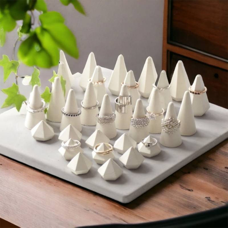 Atelier Ideco - Set Von 30 Ringen Angezeigt Weißer Beton, Kegel Und Diamanten Für Schmuckdesigner Stand von AtelierIDeco