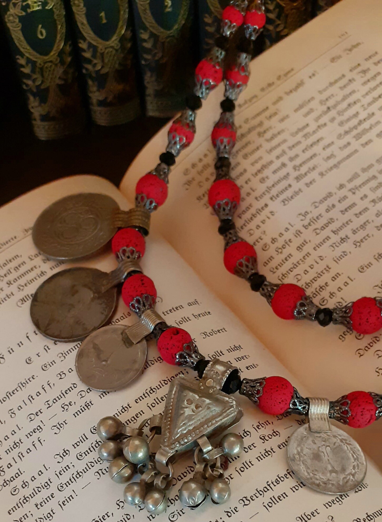 Kuchi Kette Mit Roten Lava Perlen Und Münzen Kuchi Kette Mit Roten Lava Perlen Und Münzen von AtelierInSilva