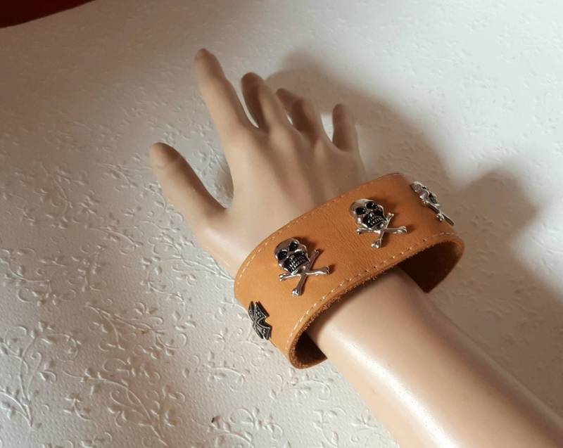 Gothic Totenkopf Lederarmband, Armband. Biker Punk-Rock-Glamour. Lederarmband Mit Totenköpfen Gothic Totenkopf Lederarmband, Armband. Biker Punk-Rock-Glamour. Lederarmband Mit Totenköpfen von AtelierJulijaPuzo