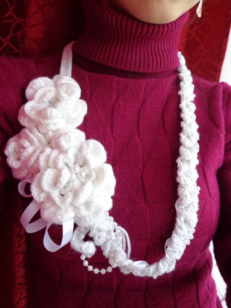 Weiße Hand Halsband Baumwolle Mit Blumen Weiße Hand Halsband Baumwolle Mit Blumen von AtelierJulijaPuzo