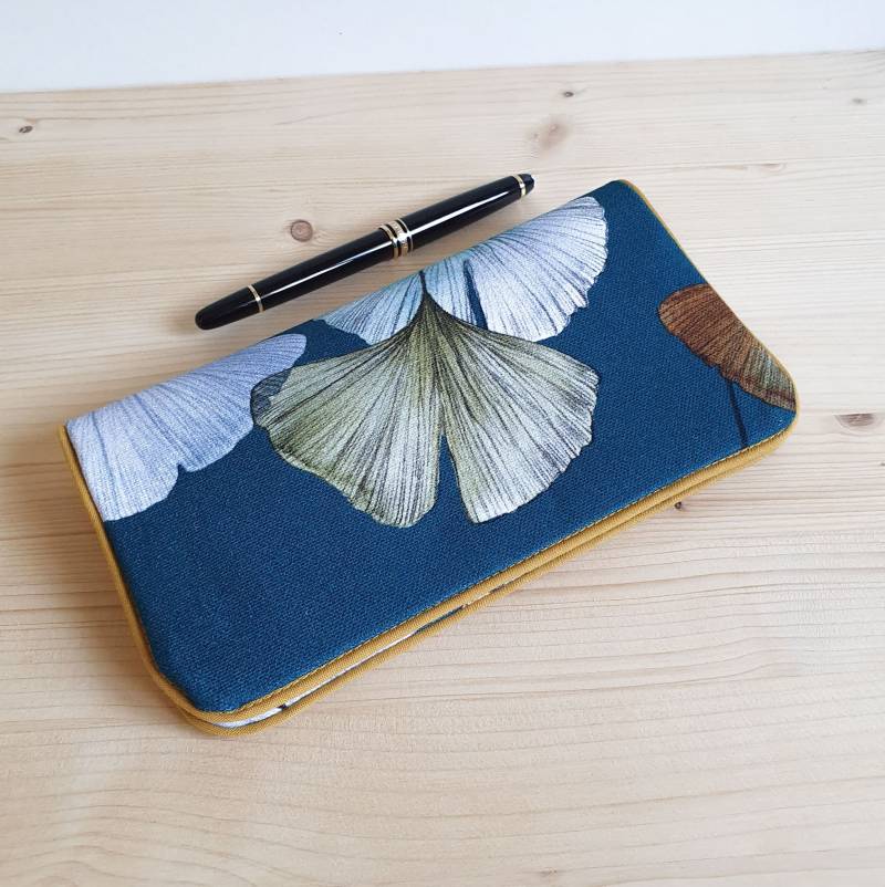 Scheckbuchhalter Aus Ginkgo-stoff Auf Entenblauem Hintergrund - Handgefertigt Geschenk Für Sie von AtelierKOD
