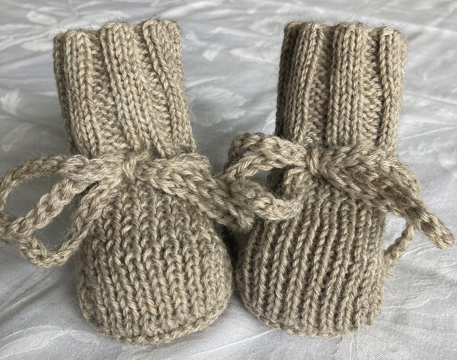 Babyschuhe, Babysöckchen, Graubeige Babyschuhe, Babysöckchen, Graubeige von AtelierKammikatze