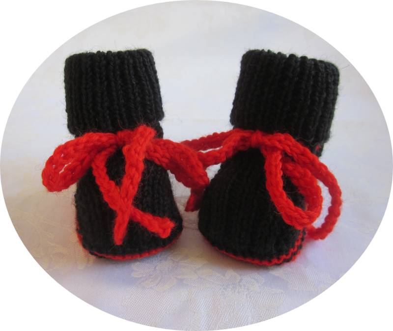 Babysöckchen, Babyschuhe, Schwarz/Rot Babysöckchen, Babyschuhe, Schwarz/Rot von AtelierKammikatze