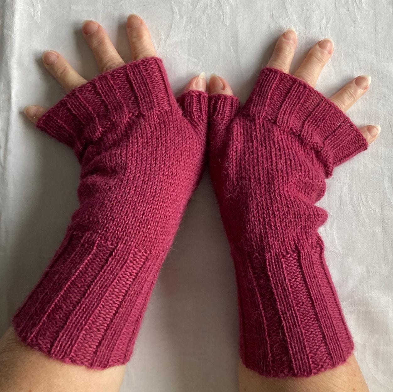 Fingerlose Handschuhe "Robusto Color", 100% Alpaka, Himbeerrot/-Rosa von AtelierKammikatze