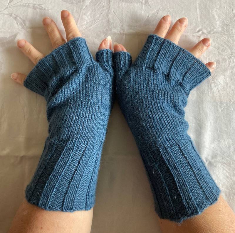 Fingerlose Handschuhe "Robusto Color", 100% Alpaka, Jeansblau Fingerlose Handschuhe "Robusto Color", 100% Alpaka, Jeansblau von AtelierKammikatze