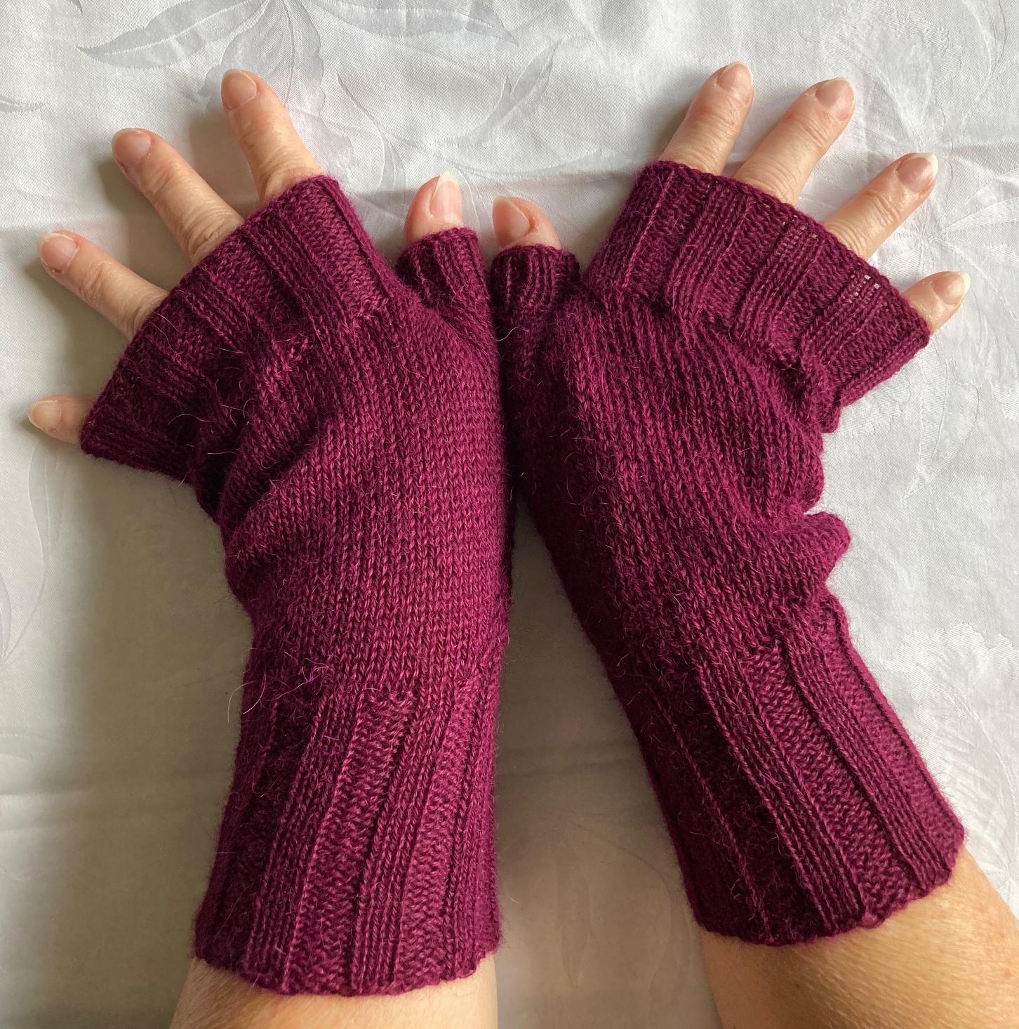 Fingerlose Handschuhe "Robusto Color", 100% Alpaka, "Rubin" von AtelierKammikatze