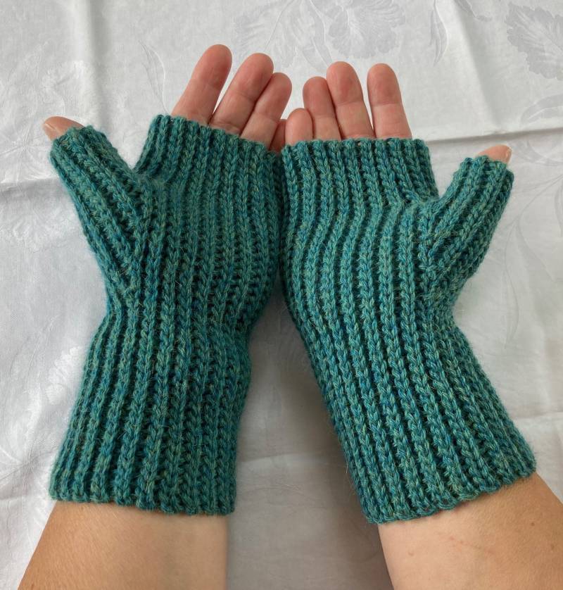 Handstulpen "Alpakaripp", Blaugrün, Mit Daumen Handstulpen "Alpakaripp", Blaugrün, Mit Daumen von AtelierKammikatze