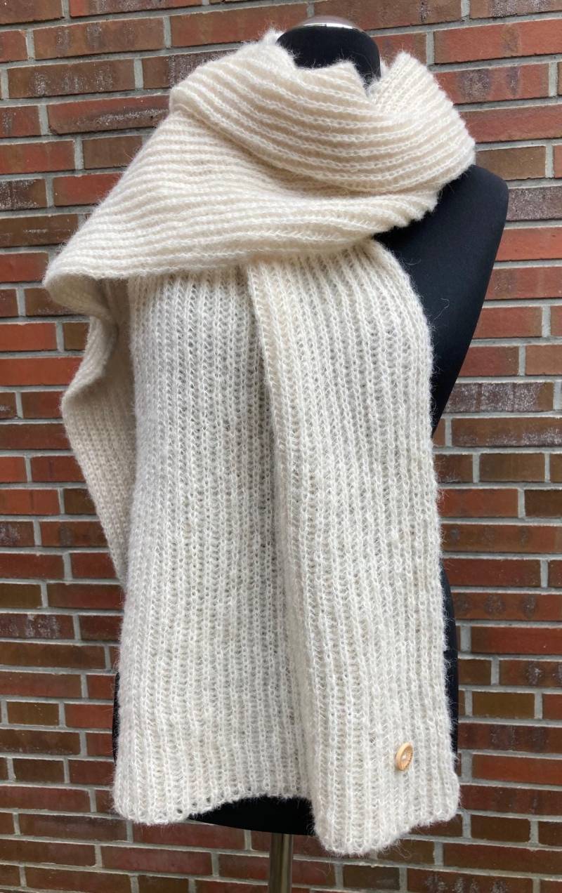 Kuschelschal „Fluffy Alpaka", Naturweiß/Winterweiß von AtelierKammikatze