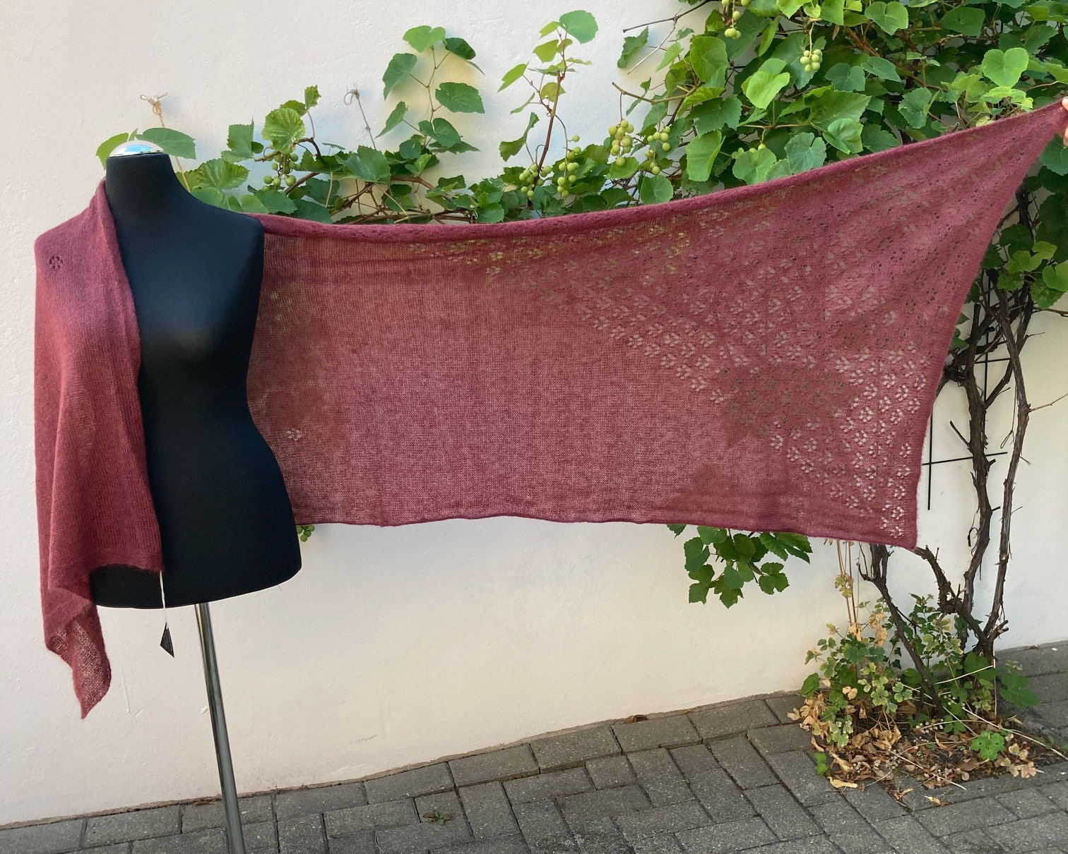 xl Stola/Schal "Blümchenwiese", "Rote Pflaume" xl Stola/Schal "Blümchenwiese", "Rote Pflaume" von AtelierKammikatze