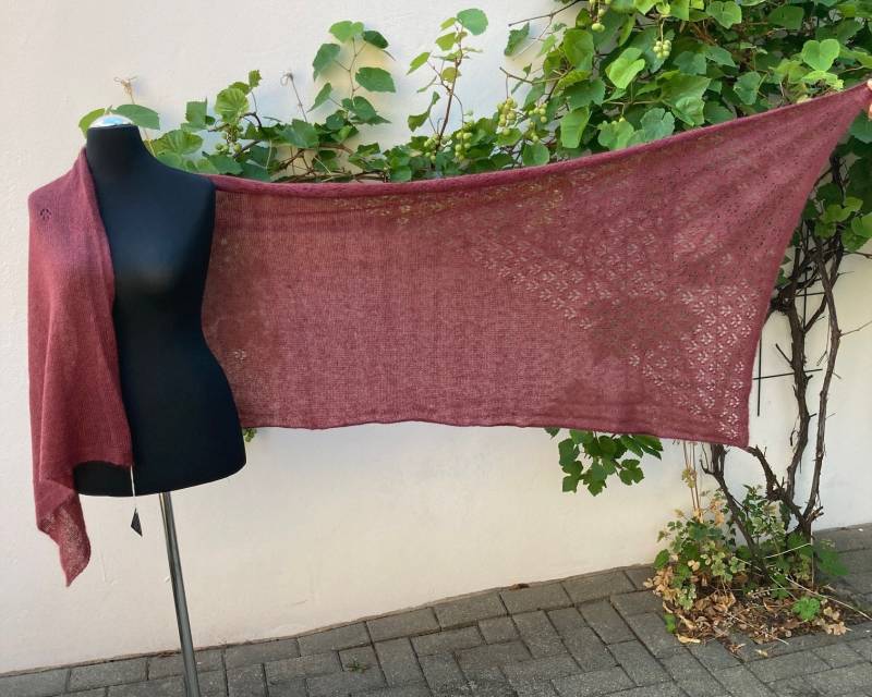 xl Stola/Schal "Blümchenwiese", "Rote Pflaume" xl Stola/Schal "Blümchenwiese", "Rote Pflaume" von AtelierKammikatze