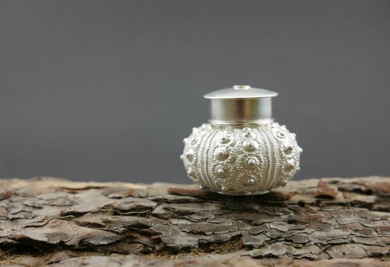 Handgefertigte Seeigeldose Aus 935 Silber Silberdose Mit Gold-Applikation Kunsthandwerk Berlin - Unikat von AtelierKirkara