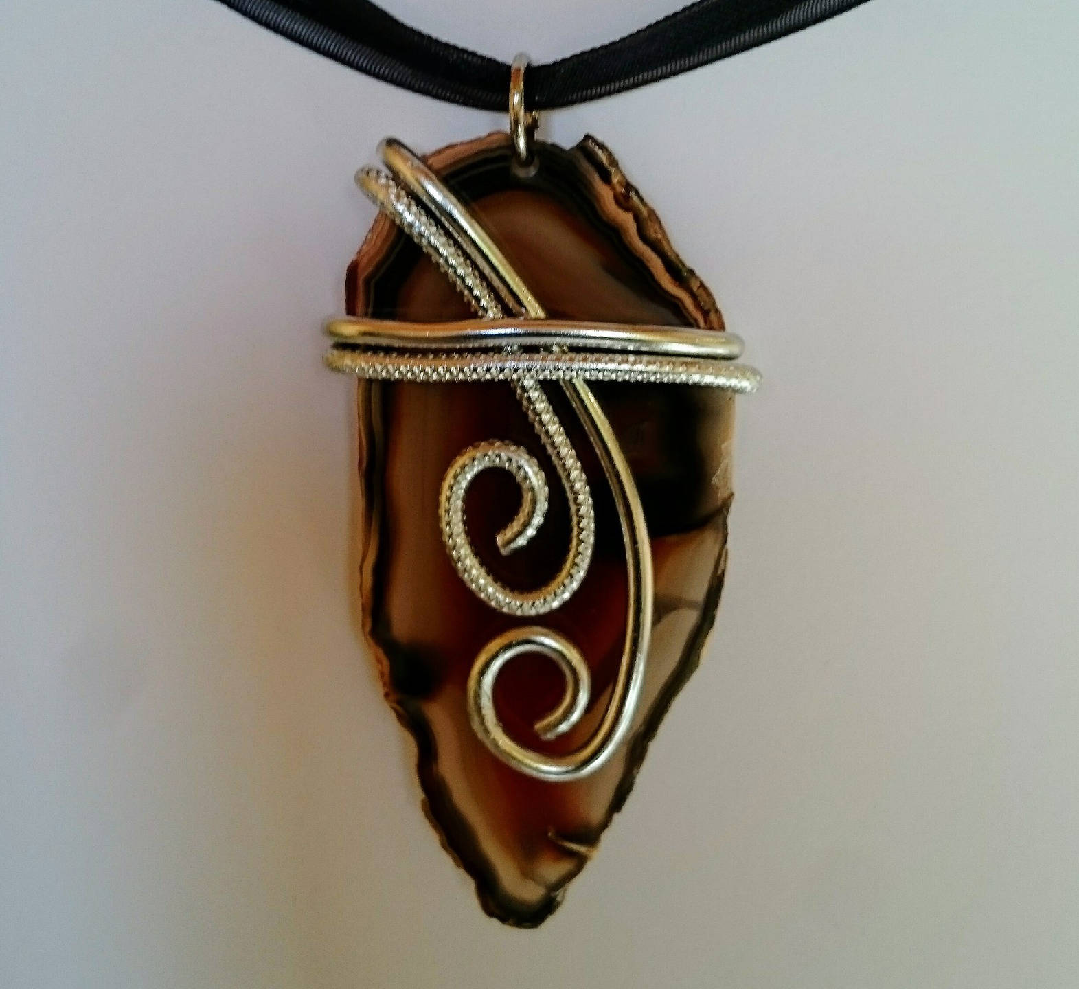 Anhänger Auf Farbverlaufsbraunem Achat Anhänger Auf Farbverlaufsbraunem Achat von AtelierKtyCreations