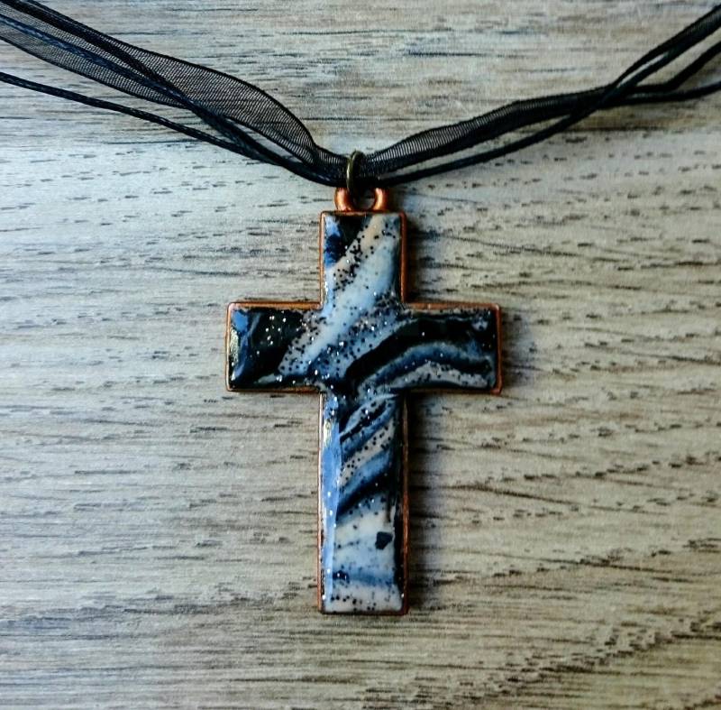Kreuzanhänger Aus Weiß Marmorierter Schwarzer Polymerpaste Glitzerte Auf Einem Kupfermetallträger Kreuzanhänger Aus Weiß Marmorierter Schwarzer Polymerpaste Glitzerte Auf Einem Kupfermetallträger von AtelierKtyCreations