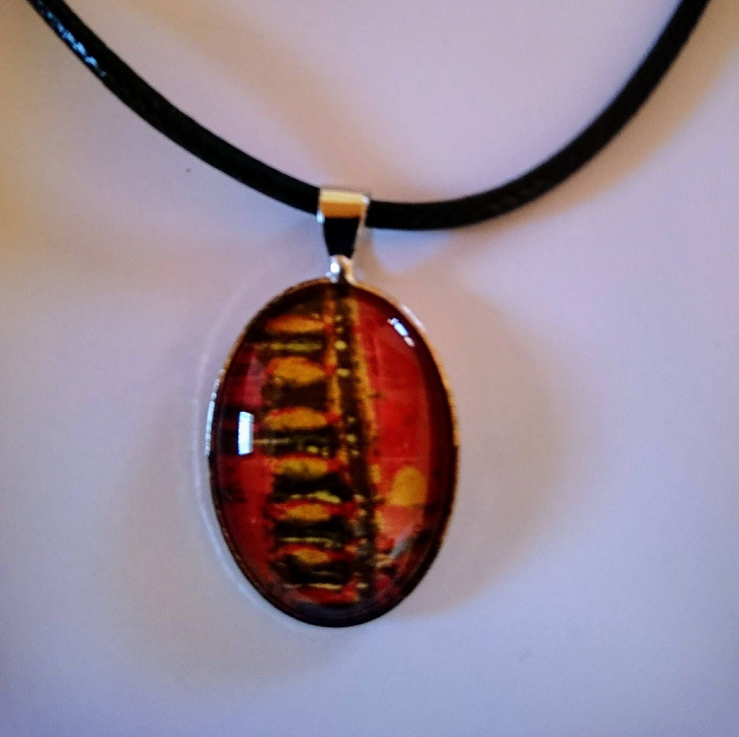 Ovaler Anhänger Aus Silbernem Metall Und Glas Cabochon Ovaler Anhänger Aus Silbernem Metall Und Glas Cabochon von AtelierKtyCreations