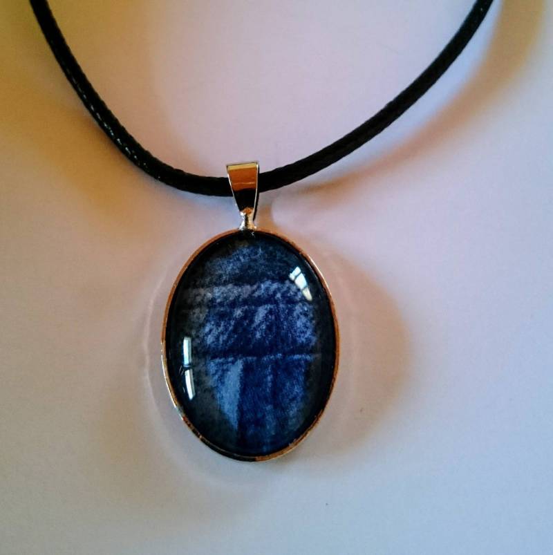 Ovaler Anhänger Aus Silbernem Metall Und Sein Cabochon Blauer Glasjeans von AtelierKtyCreations