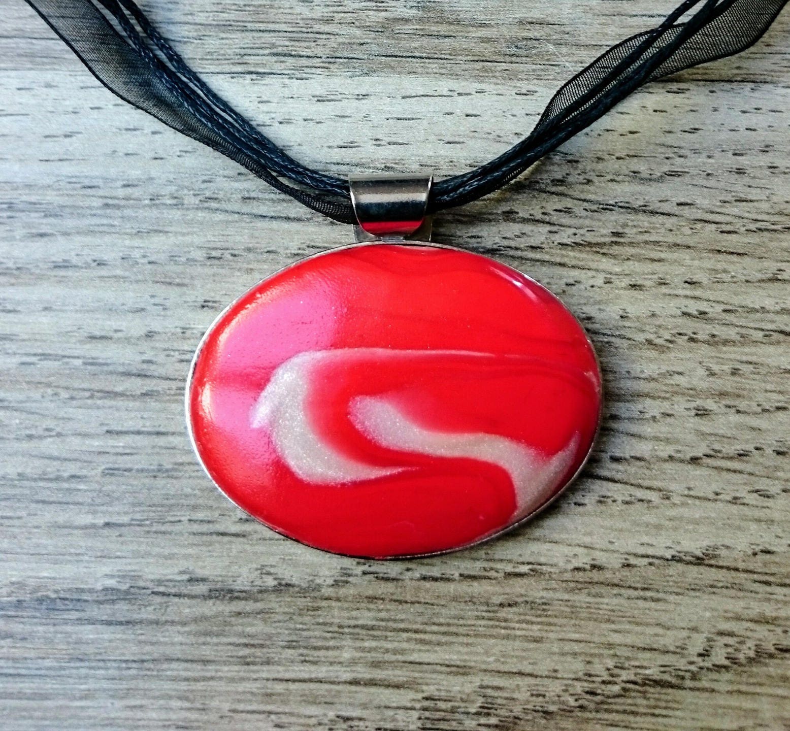 Ovaler Anhänger Aus Weiß Marmorierter Roter Polymerpaste Auf Silbernem Metallträger Ovaler Anhänger Aus Weiß Marmorierter Roter Polymerpaste Auf Silbernem Metallträger von AtelierKtyCreations
