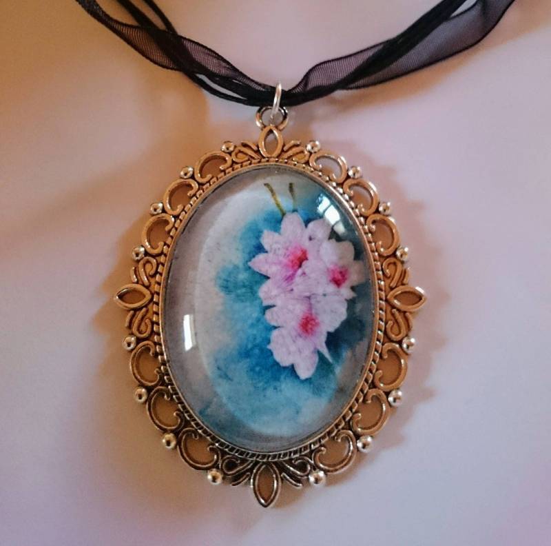 Ovaler Blumenanhänger Und Glas Cabochon von AtelierKtyCreations