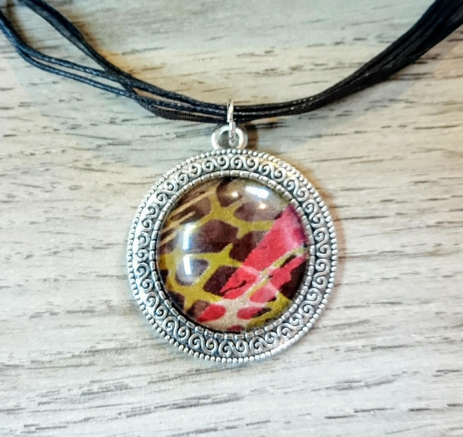 Runder Anhänger Aus Gealtertem Silbermetall Und Glas Cabochon Runder Anhänger Aus Gealtertem Silbermetall Und Glas Cabochon von AtelierKtyCreations